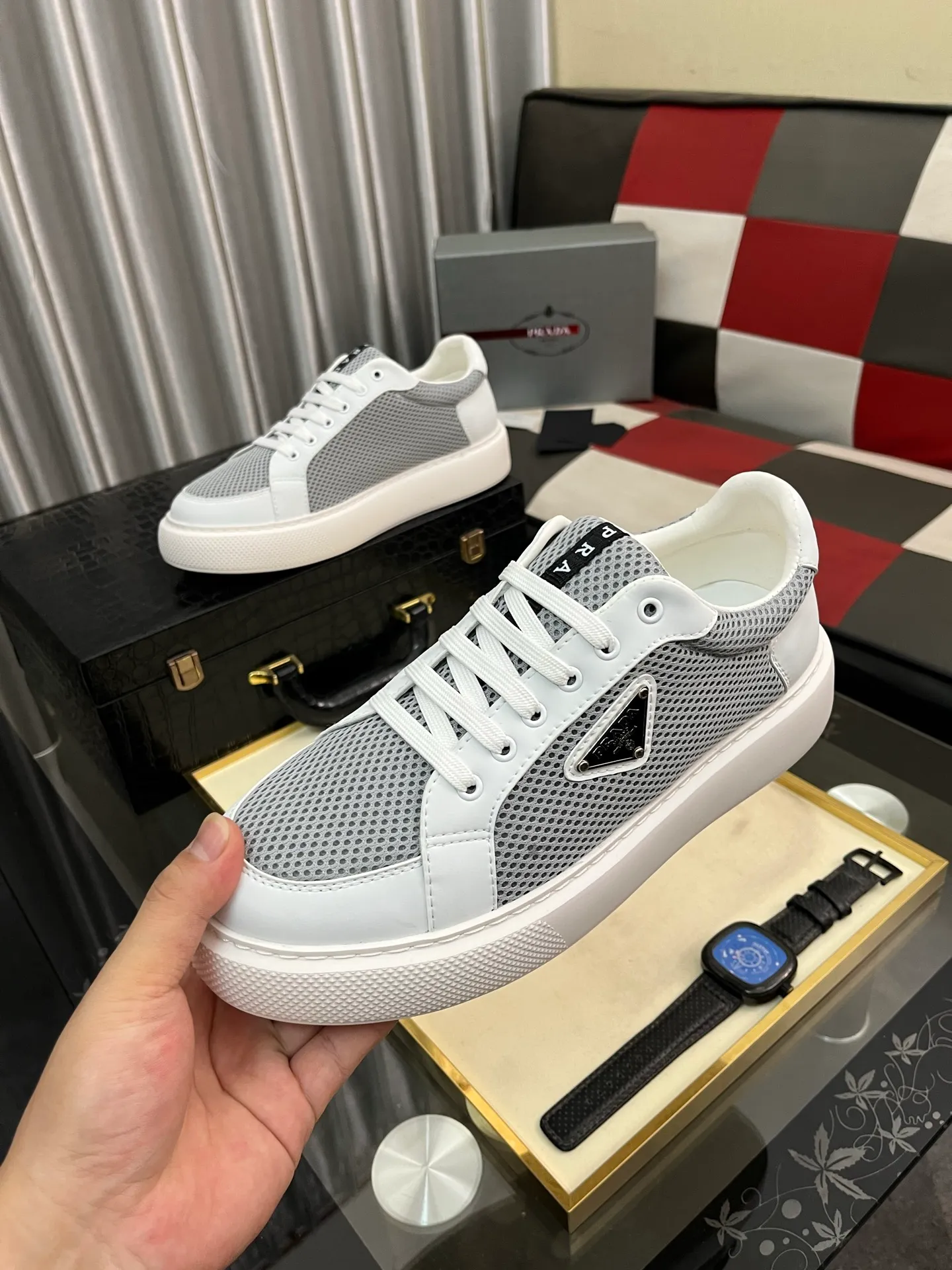 Men's men's shoes💰580⌚️⌚️Prada Prada early spring new model, top original quality, Prada casual sports shoes, made of imported solid color patent leather, spliced mesh cowhide upper, three-dimensional geometric segmentation, multi-color splicing, fashionable and generous, soft, comfortable and breathable. The tongue is decorated with classic letter logo, with fabric lining, cowhide foot pads, matched with P family's exclusive rubber outsole, upper material, breathable knitted fabric imported from Italy The delicate texture is super high-end! Fetal cowhide lining, super soft and comfortable, original molded outsole Size: 38-446️⃣ colors available